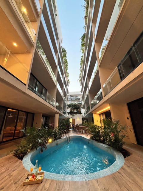 2 outdoor pools