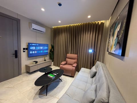 Apartment, 1 Bedroom, Accessible, Smoking | Living room