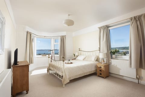 Spacious Master bedroom with fantastic views - Folneth