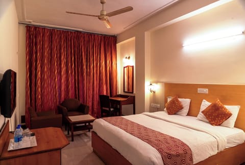 Deluxe Room | In-room safe, iron/ironing board, WiFi (free)