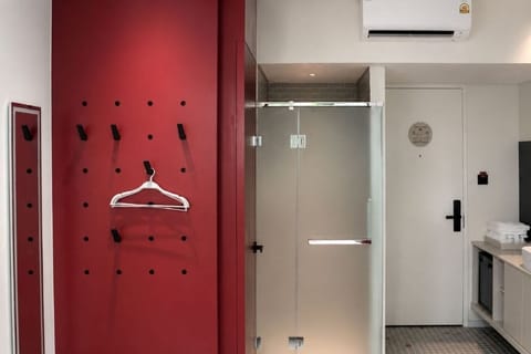 Basic Twin Room | Bathroom | Shower, hair dryer, towels, soap