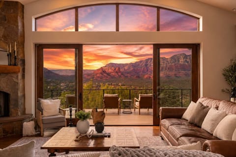 Watch Sedona’s red rocks glow at sunset from the comfort of the great room or step onto the private deck for front-row panoramic views. 

Tuscan Red Rock Overlook offers an unforgettable setting for mornings, evenings, and everything in between.