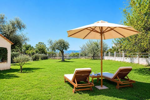 Relax in the spacious private garden, where comfortable sun loungers and a shaded umbrella create the perfect setting for unwinding. Surrounded by lush greenery and peaceful views, this inviting outdoor space is ideal for soaking up the sun