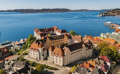 The apartment is in a historical townhouse with beautiful location