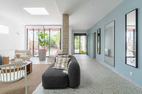Apartment | Living area | Fireplace