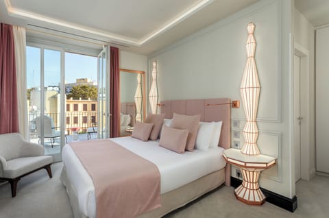 Deluxe Room, Terrace | Minibar, in-room safe, desk, blackout drapes