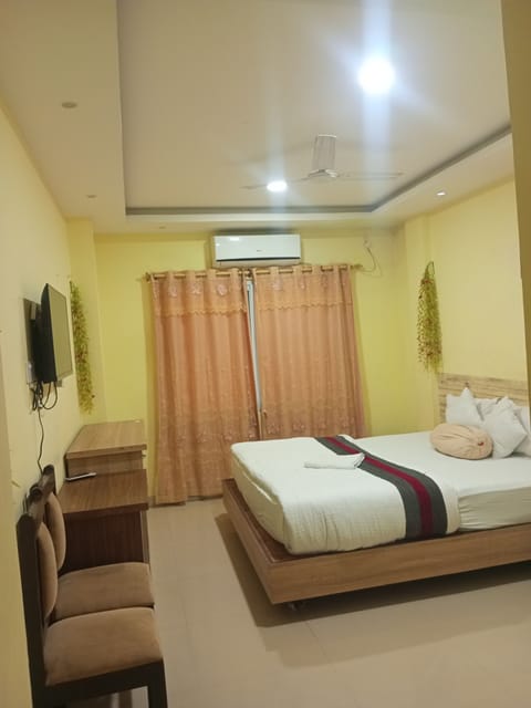 Standard Room | Desk