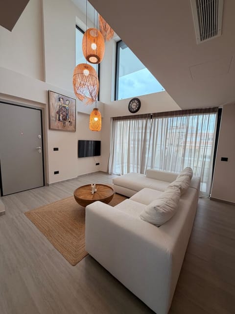 Signature Condo, 2 Bedrooms, Non Smoking, Kitchen | Living room | 40-inch Smart TV with satellite channels