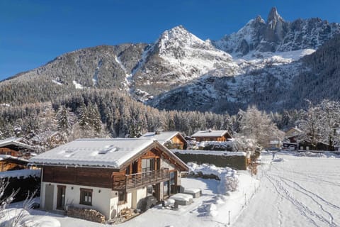 Nested in the most privileged area of Chamonix, Les Bois, you can enjoy the views of all the main summits : Aiguilles de Chamonix, Aiguilles Rouges, Mont-Blanc or like shown here, Les Drus