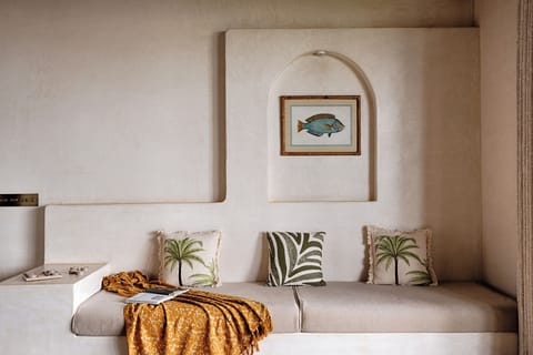 Earth Ocean Villa  | In-room safe, desk, laptop workspace, blackout drapes