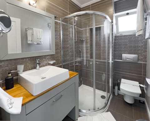 Cift Kisilik Oda - Cumbali ve Fransiz Balkonlu | Bathroom | Shower, eco-friendly toiletries, hair dryer, slippers