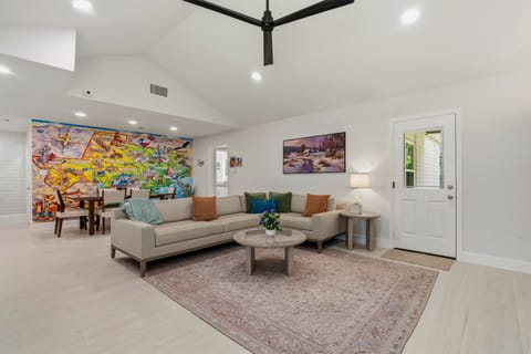 Spacious living room with Smart TV and comfortable seating for the whole family.