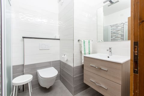 Superior Quadruple Room, Mountain View | Bathroom | Shower, rainfall showerhead, free toiletries, hair dryer