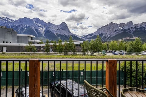 rundle-nook-canmore-balcony-mountain-views-outdoor-seating