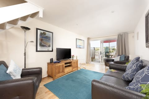 Lounge with plenty of seating, TV, wi-fi - Porth Beach House