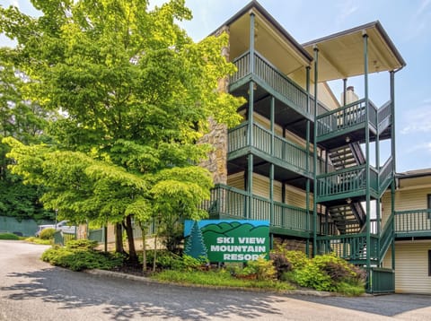 Gatlinburg Condo "Ober the Rainbow" - Resort entrance