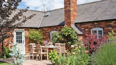 Apple Tree Cottage is a charming 3-bedroom retreat in Aston Subedge sleeping 6, just outside Chipping Campden