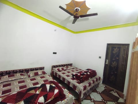 Standard Quadruple Room, Hill View | Desk