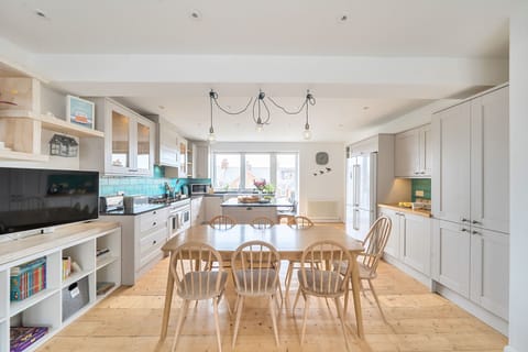 Puffins Rest, Swanage:  The open-plan kitchen and dining area