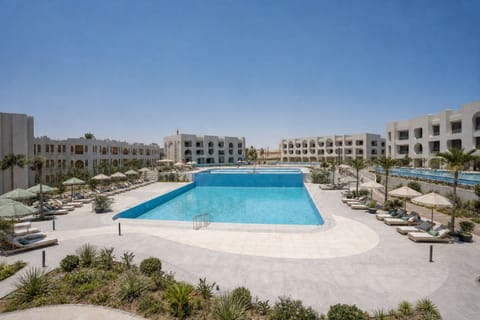 2 outdoor pools
