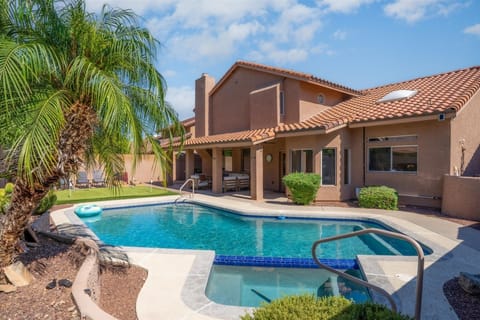 Heated pool, spa, and private putting green for the perfect Scottsdale getaway.