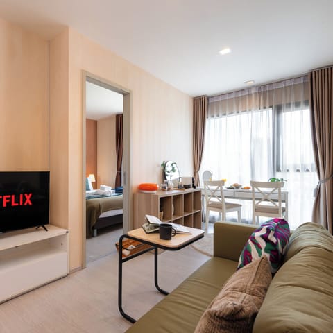 【Living Room】Living space with smart TV where you can watch your Netflix or other streaming services you own.