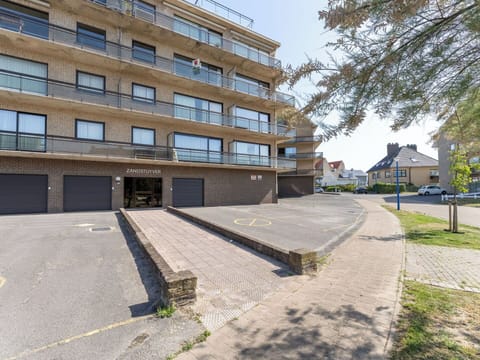 Building, Apartment, Residential Area, Neighbourhood, Architecture, Condominium, Human Settlement, Balcony, Suburb