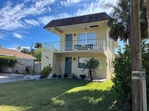 Duplex housing the Jasmine Beach Loft upstairs apartment , in the heart of town!