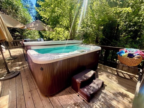 Outdoor spa tub