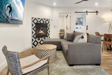 Executive Single Room, 1 King Bed with Sofa bed, Kitchen | Living area