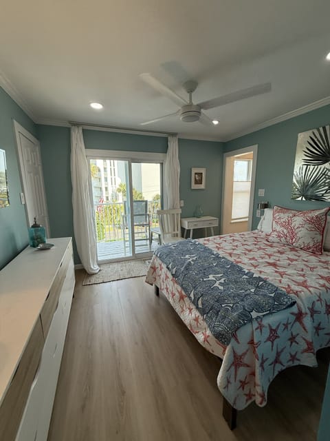 Master King Bedroom ~ Linens Provided ~ Smart TV