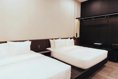 Deluxe Double Room, City View | In-room safe, soundproofing, WiFi (free)
