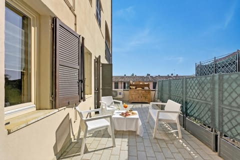 Standard Apartment, 3 Bedrooms, Balcony (Bono Deluxe) | Outdoor dining