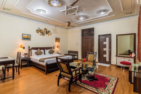 Superior Double Room | Bathroom | Shower, slippers, towels, soap