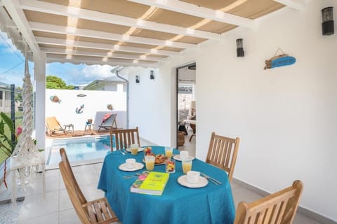 Breakfast area, pool views