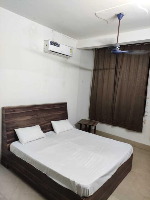 Deluxe Room | Rollaway beds, bed sheets