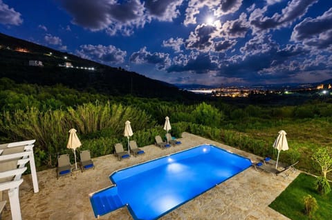 Enjoy access to the shared swimming pool with beautiful sunset views across the Cretan countryside and coastline.