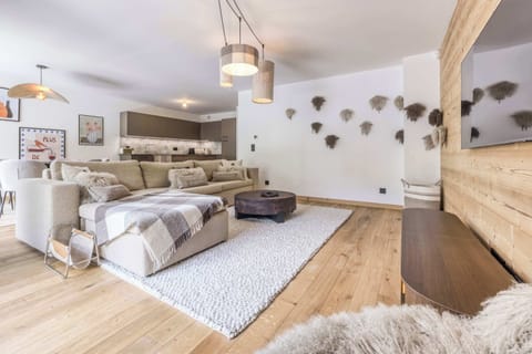 Grand salon ouvert donnant sur les balcons avec des vues extraordinaires sur les Grands-Montets