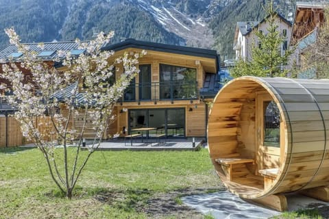 Nestled away from the road, along the river, the perfect little cabin to enjoy your time in the moutains and ressource in nature, calm & beauty of the panorama.