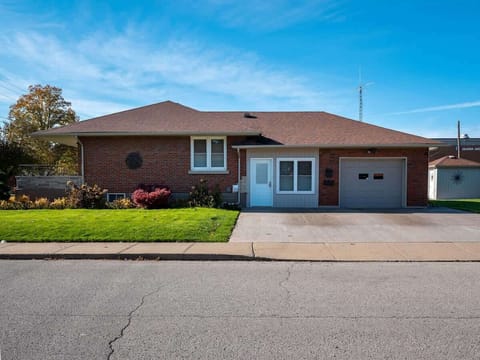 Welcome to your charming retreat, nestled in the heart of Niagara Falls.