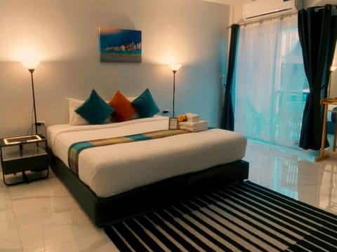 Comfort Single Room | In-room safe, desk, laptop workspace, blackout drapes