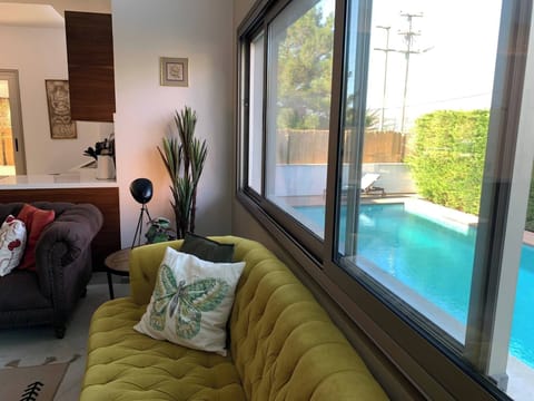 Villa, 5 Bedrooms, Smoking, Private Pool | Living room | Books