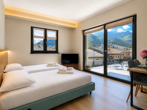 Deluxe Suite, Mountain View | Minibar, in-room safe, WiFi (free), bed sheets