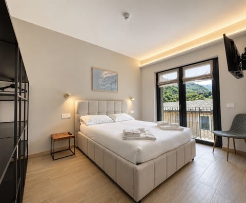 Deluxe Suite, Mountain View | Minibar, in-room safe, free WiFi, bed sheets