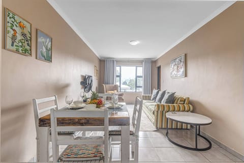 Apartment, 2 Bedrooms | Dining room
