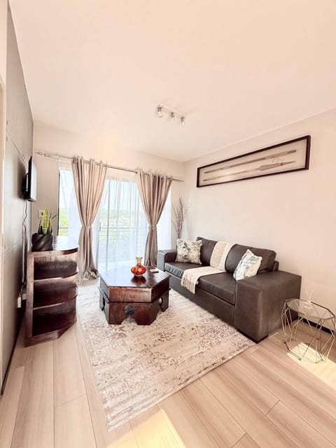Apartment, 1 Bedroom, Balcony | Living room | Books