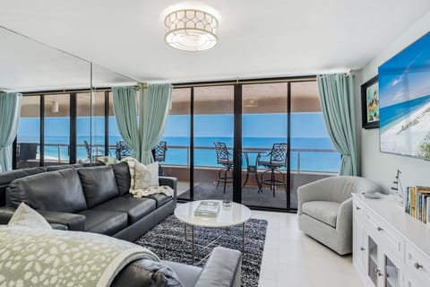 Living room with a Gulf View, balcony access, Smart Tv and Sofa bed!