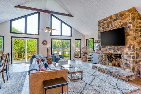 House, Multiple Beds, Kitchen (The Blue Heron Retreat) | Living area