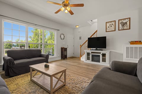 House, Multiple Beds, Kitchen (Lakeview Perch) | Living area