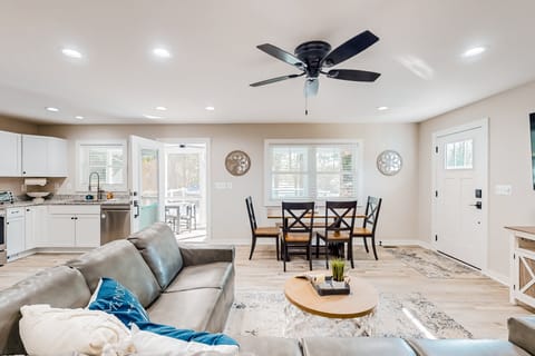 House, Multiple Beds, Kitchen (Belmont Daydream) | Living area